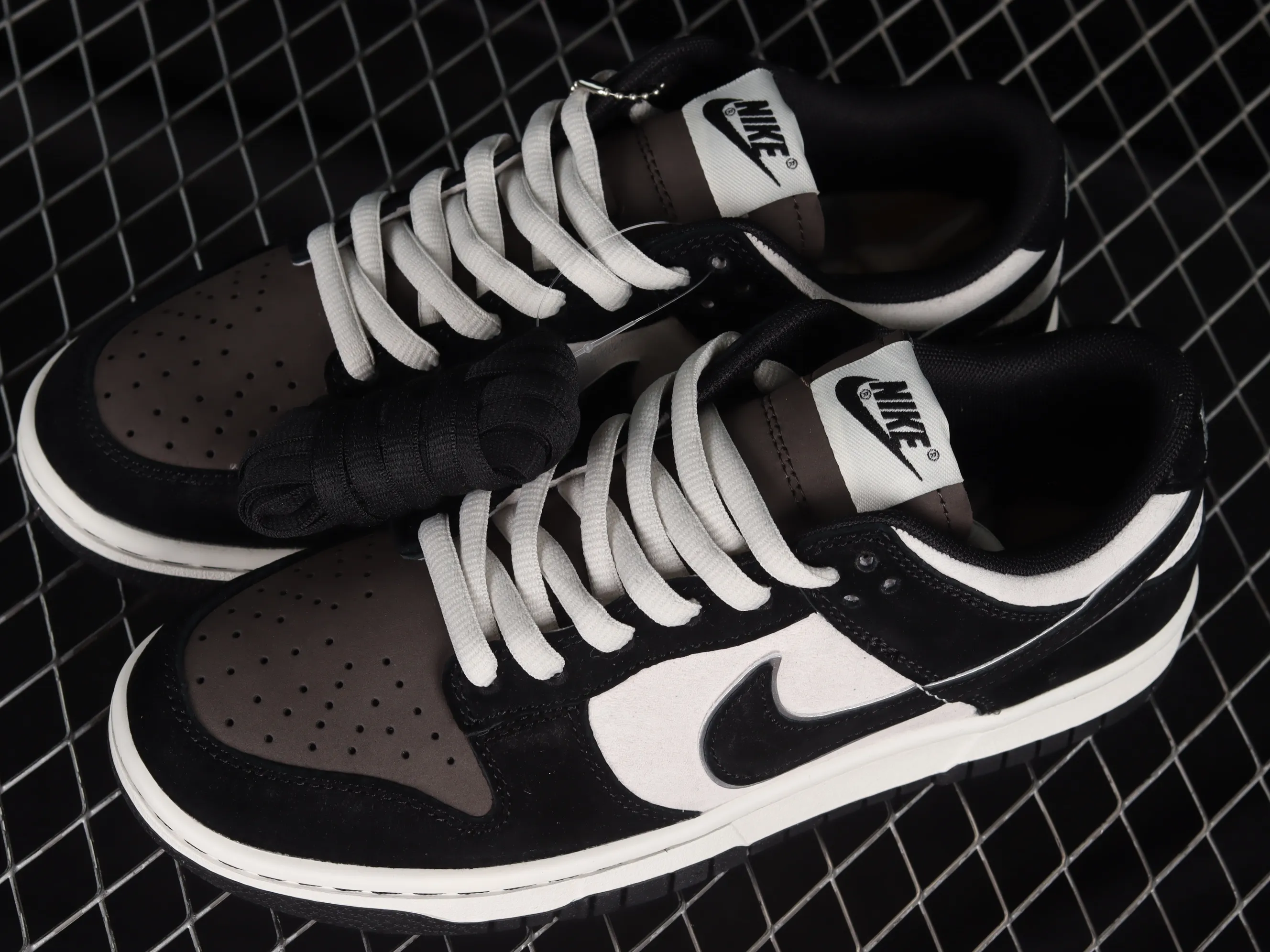 All Categories Nk SB Dunk Series Nk SB Dunk Low Low-top sneakers Otomo Katsuhiro x Nk SB Dunk Low "Steamboy OST" Otomo Katsuhiro co-branded SB low-top sports and leisure sneakers LF0039-033
